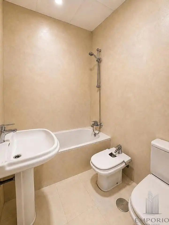 Bathroom of Flat for sale in Madrid  with Air Conditioner, Parquet flooring and Balcony