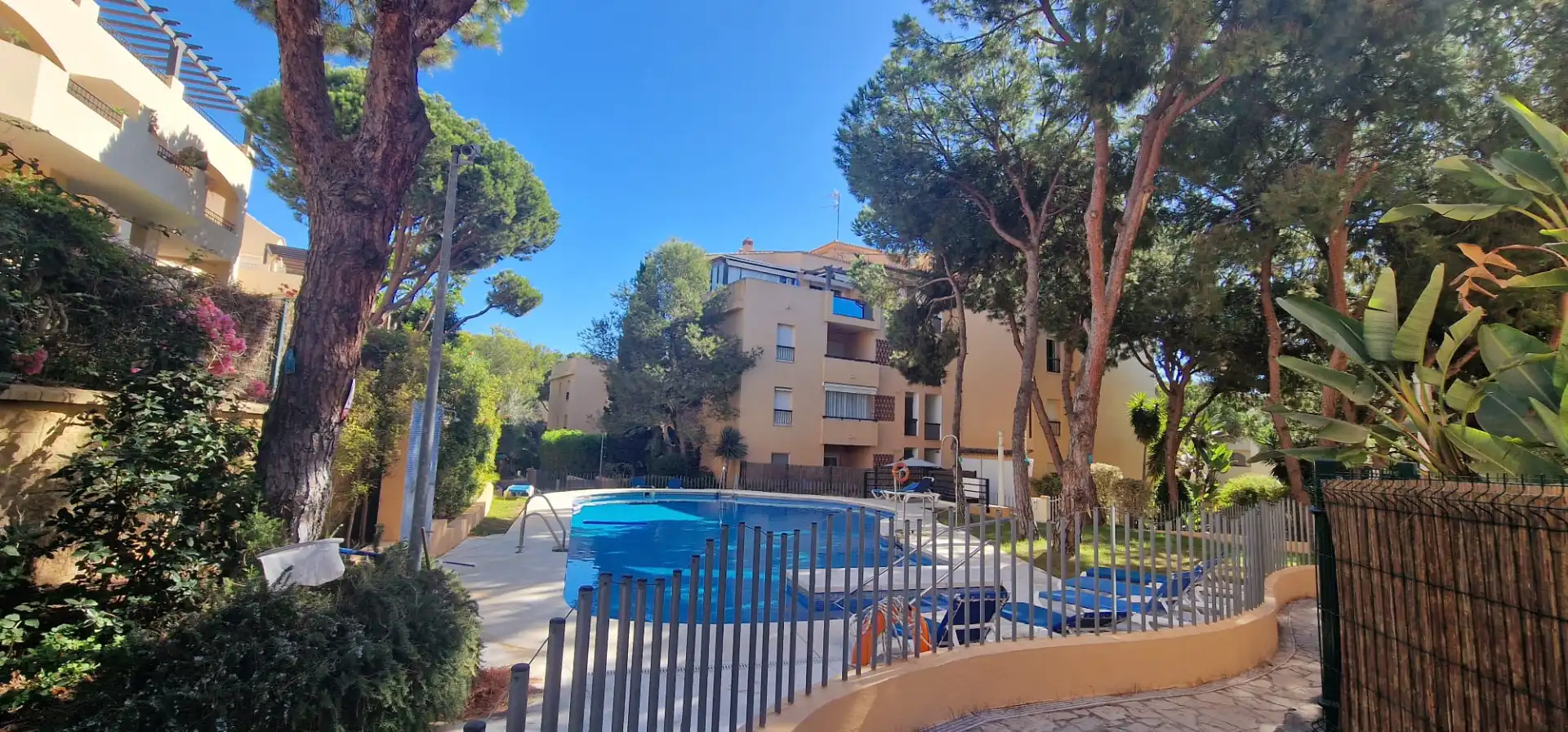 Piscina de Pis en venda en Marbella amb Terrassa i Piscina comunitària