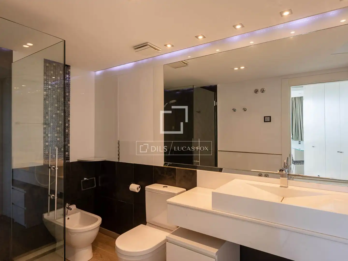 Bathroom of Flat for sale in Eivissa  with Air Conditioner, Swimming Pool and Furnished