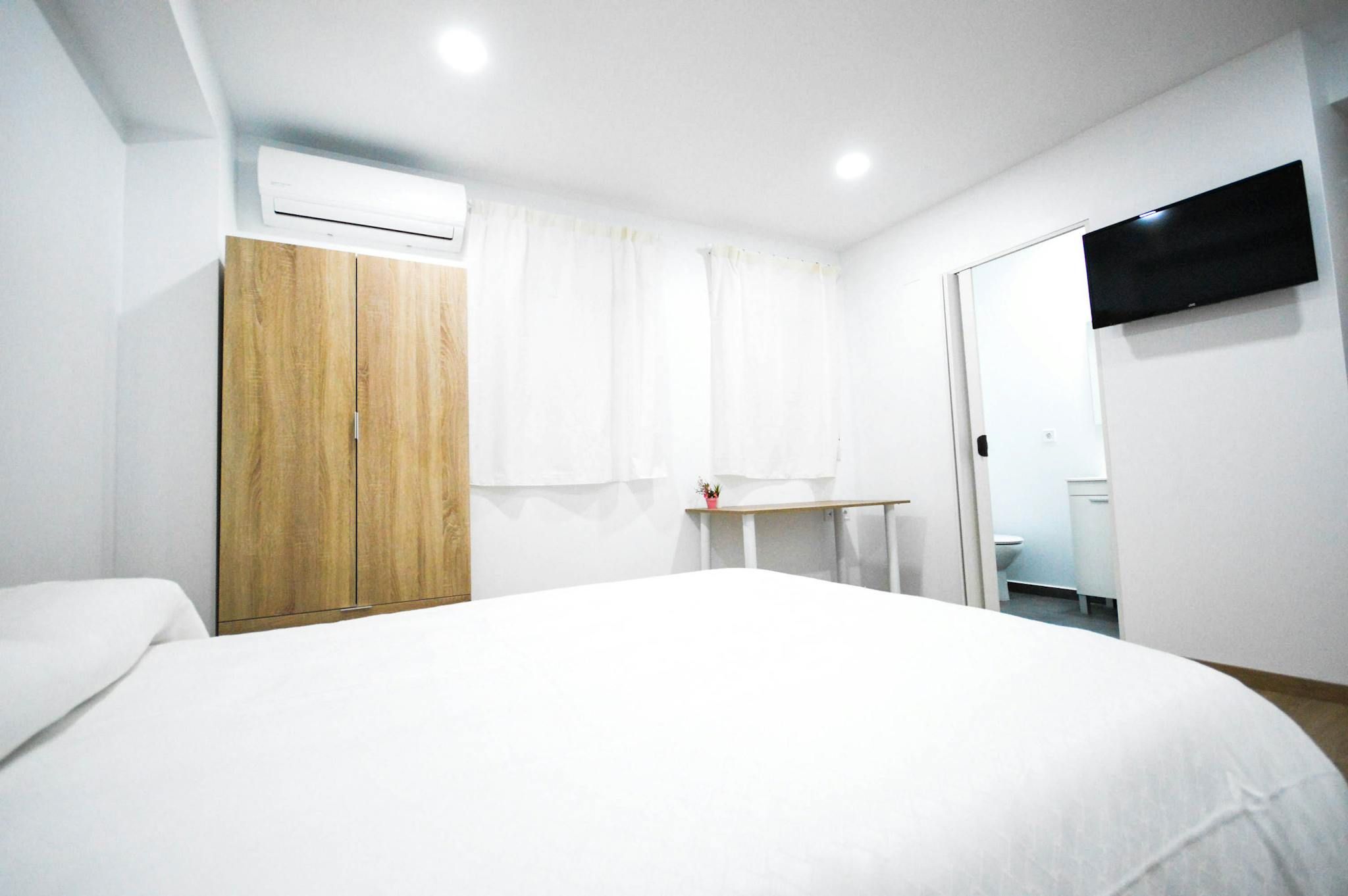 Bedroom of Flat to rent in  Valencia Capital  with Air Conditioner, Washing machine and TV