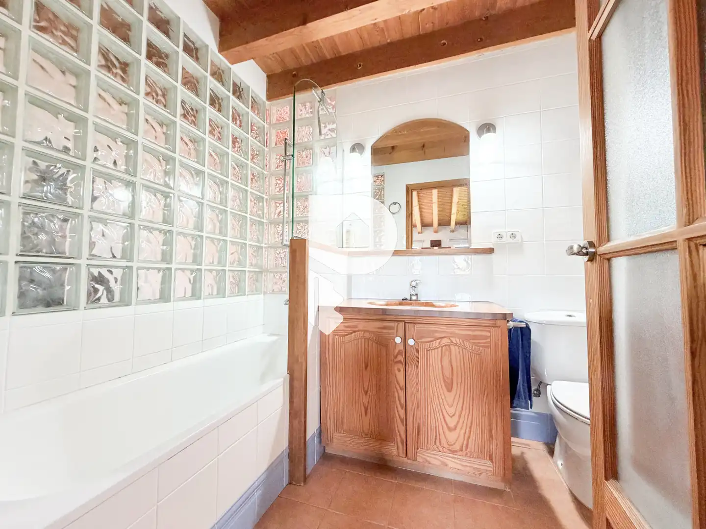 Baño de Casa adosada en venta en Sant Vicenç Dels Horts con Aire acondicionado, Calefacción y Jardín privado