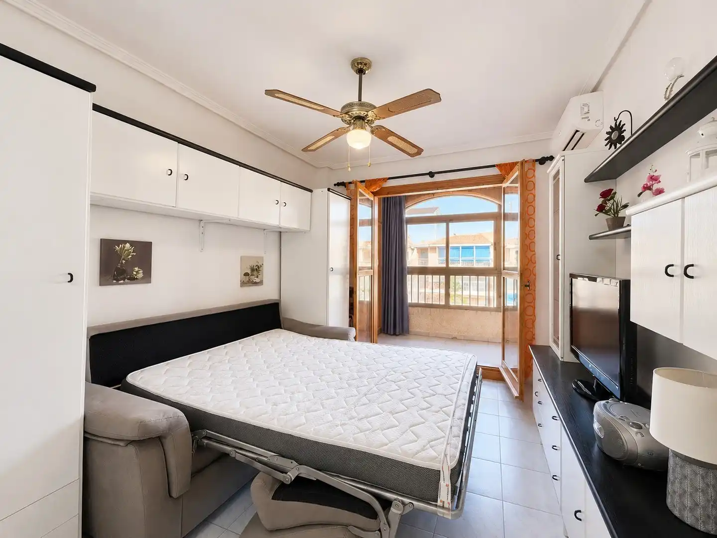 Habitación de Estudio de alquiler en Torrevieja con Aire acondicionado, Piscina y Amueblado