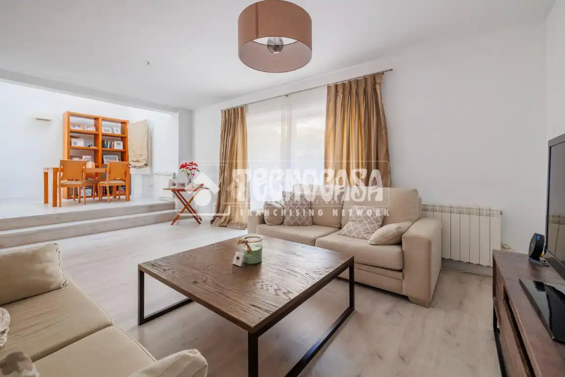 Sala de estar de Casa adosada en venta en Tres Cantos con Calefacción, Balcón y Piscina comunitaria