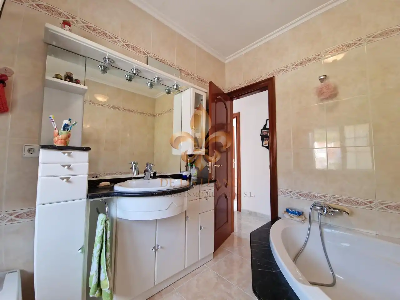 Baño de Piso en venta en Oia con Calefacción, Terraza y Amueblado