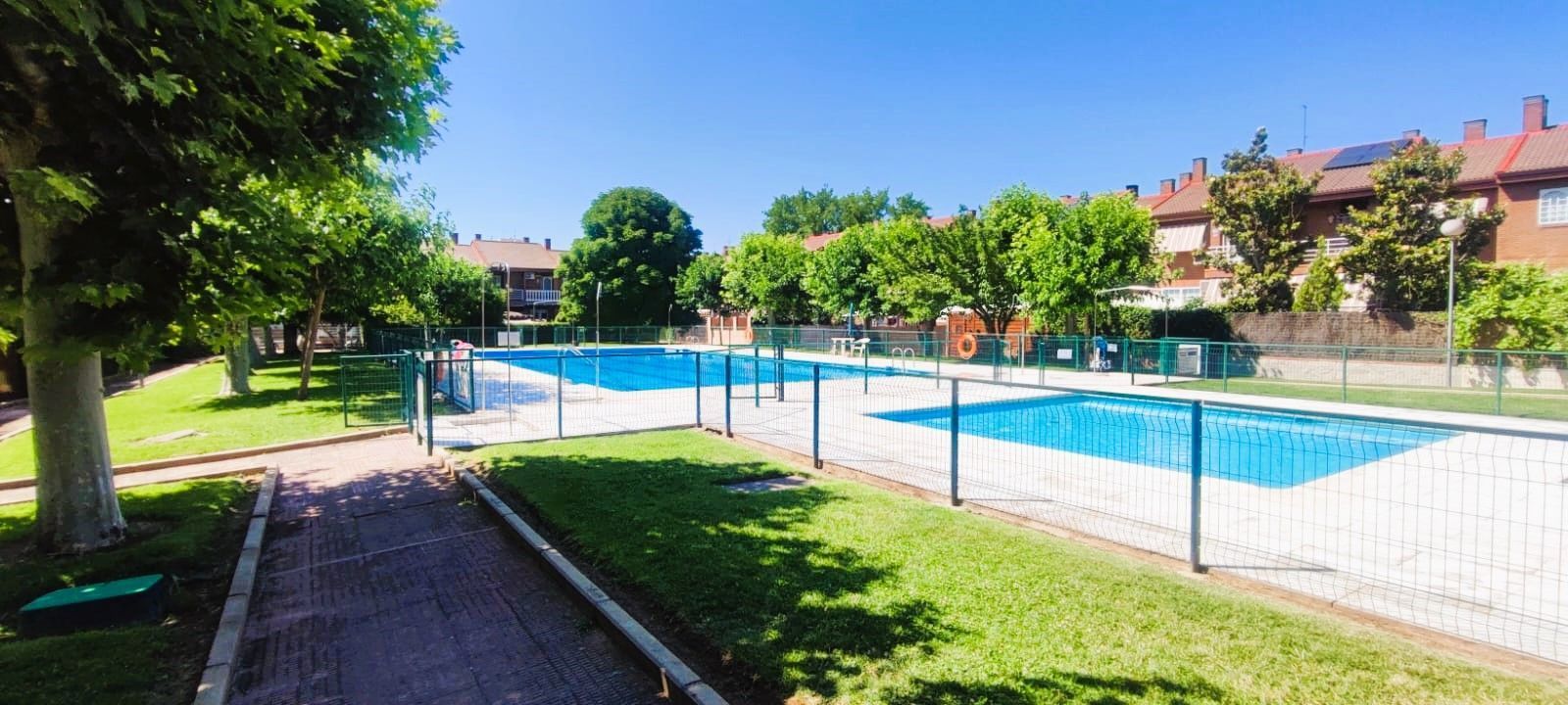 Swimming pool of Single-family semi-detached for sale in Alcalá de Henares  with Air Conditioner, Heating and Private garden