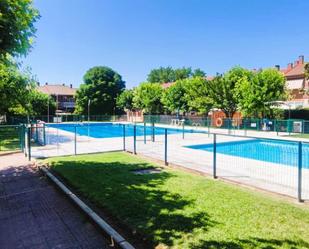Piscina de Casa adosada en venda en Alcalá de Henares amb Aire condicionat, Calefacció i Jardí privat