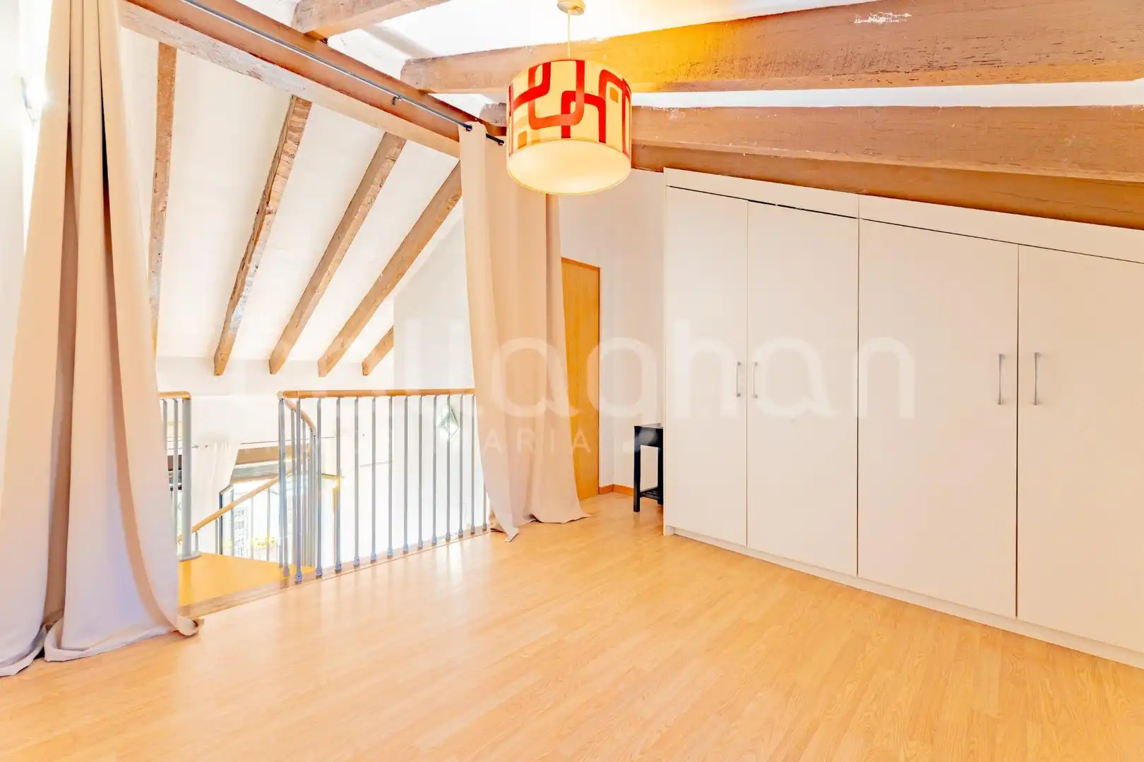 Schlafzimmer von Loft zum Verkauf in Valencia mit Klimaanlage und Balkon