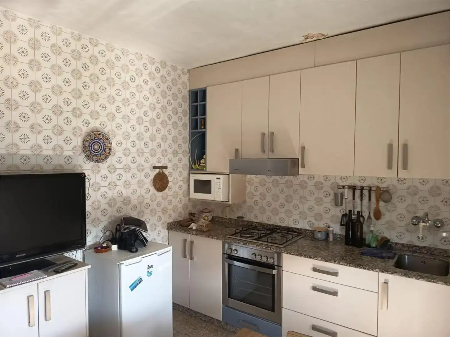 Cuina de Casa adosada en venda en Leiro amb Jardí privat, Traster i Moblat