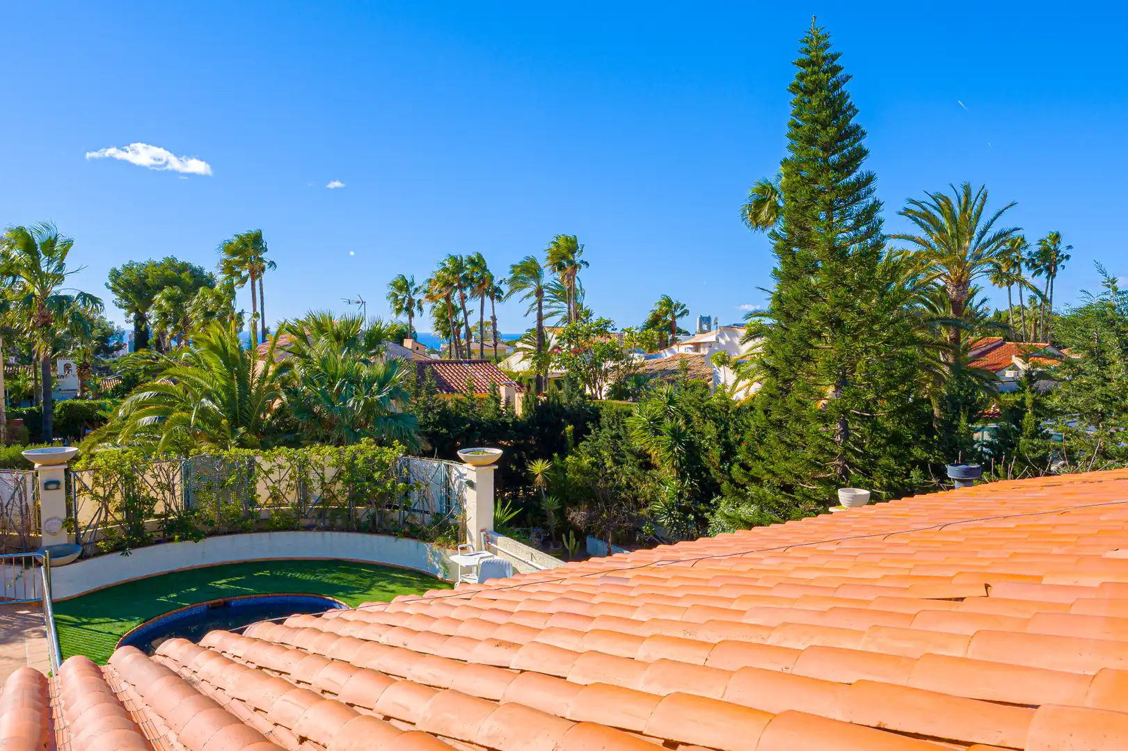 Vista exterior de Casa o xalet en venda en Benidorm amb Aire condicionat, Calefacció i Jardí privat