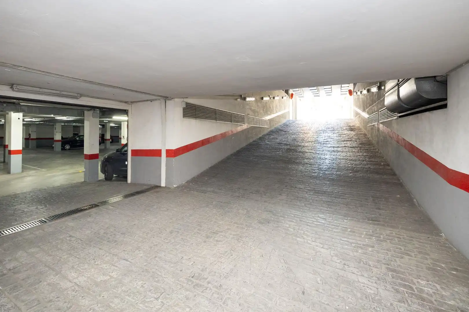 Aparcament de Apartament en venda en Granada amb Aire condicionat, Calefacció i Jardí privat