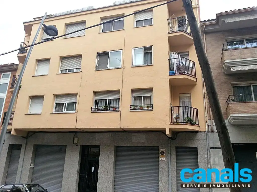 Vista exterior de Piso en venta en Cerdanyola del Vallès con Calefacción, Horno y Balcón