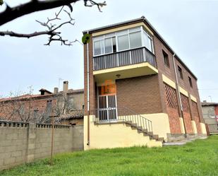 Vista exterior de Casa o xalet en venda en Sariegos amb Calefacció, Jardí privat i Terrassa