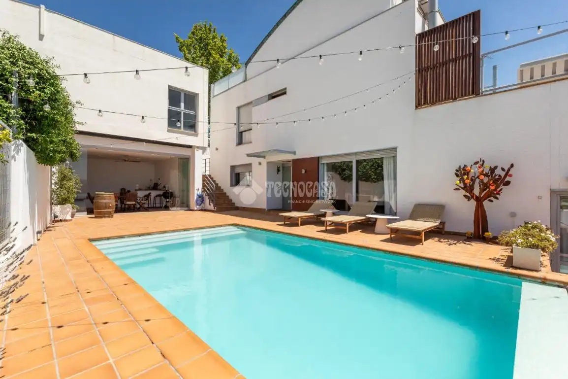Schwimmbecken von Einfamilien-Reihenhaus zum Verkauf in Torrelodones mit Klimaanlage, Heizung und Terrasse