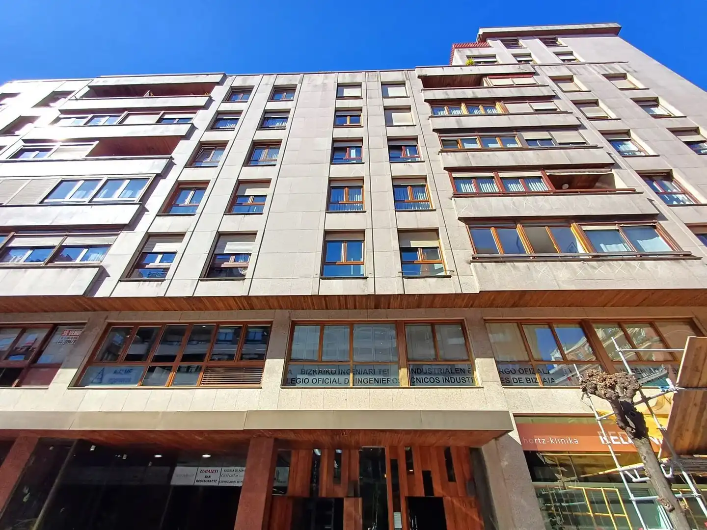 Vista exterior de Oficina en venda en Bilbao  amb Calefacció