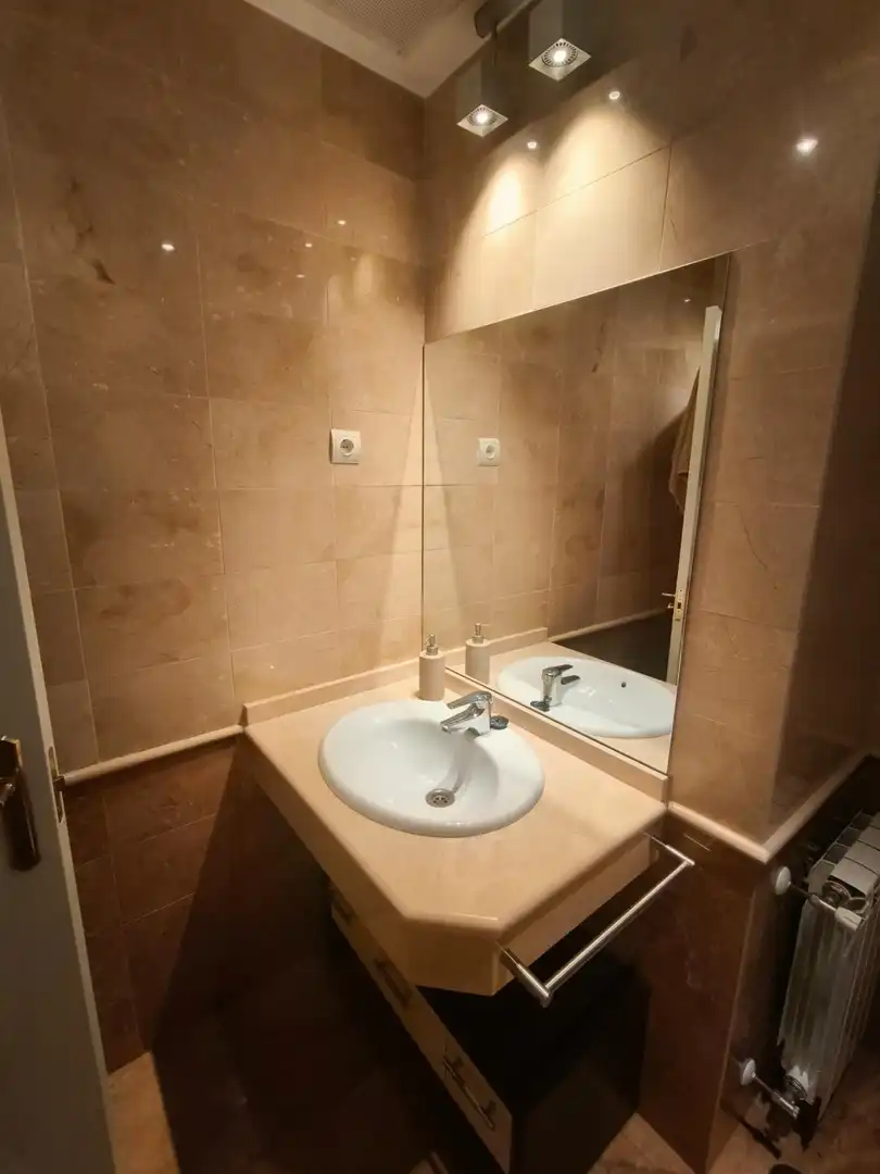 Badezimmer von Wohnung zur Miete in Madrid mit Klimaanlage, Heizung und Parkett