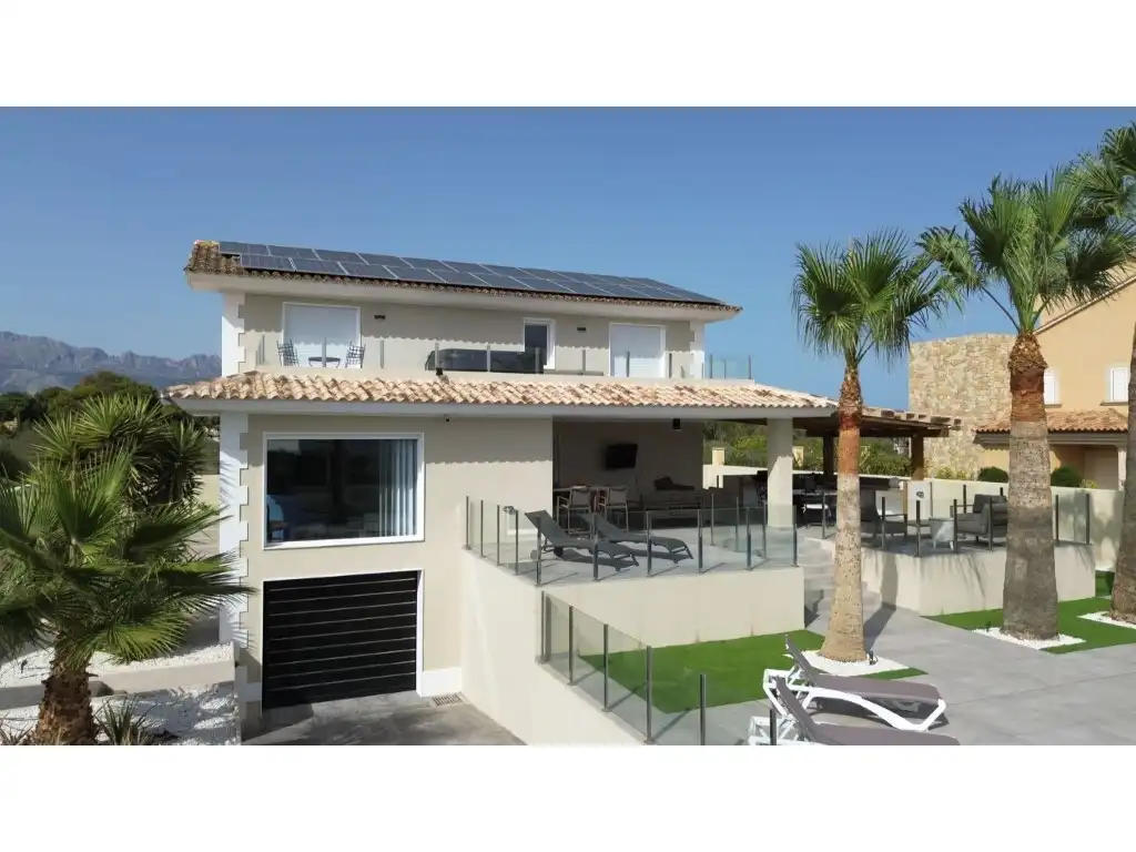 Vista exterior de Casa o xalet en venda en L'Alfàs del Pi amb Aire condicionat, Terrassa i Piscina