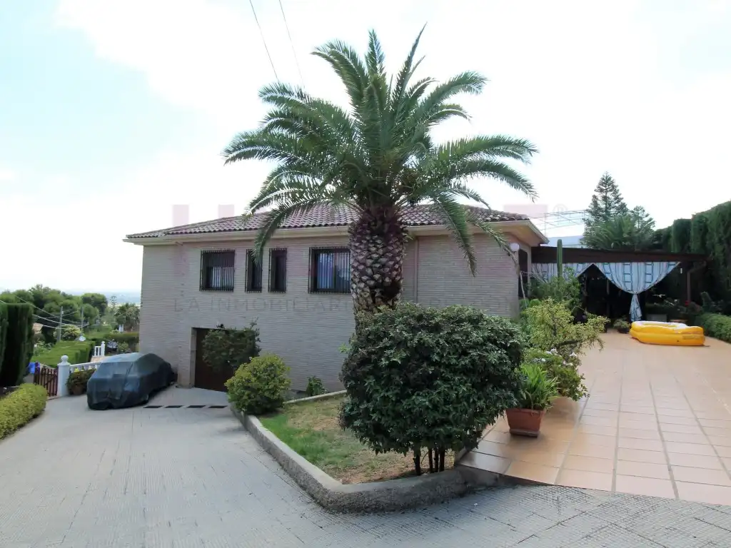 Vista exterior de Casa o chalet en venta en Chiva con Aire acondicionado, Calefacción y Amueblado