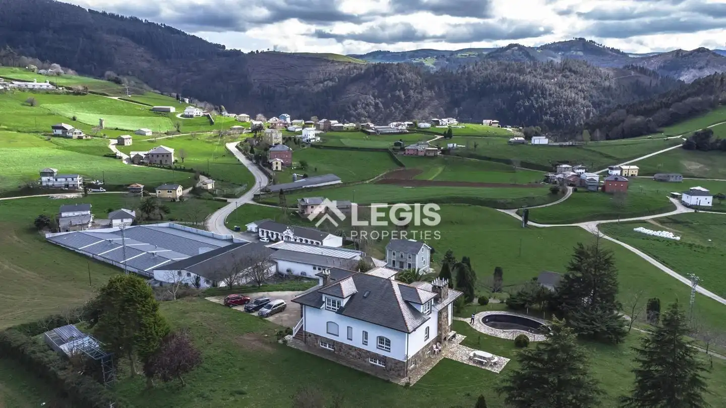 Casa o xalet en venda en Valdés - Luarca amb Calefacció, Jardí privat i Terrassa