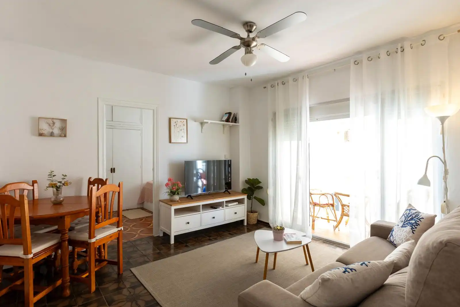 Sala de estar de Piso de alquiler en Torrenueva Costa con Aire acondicionado, Terraza y Amueblado