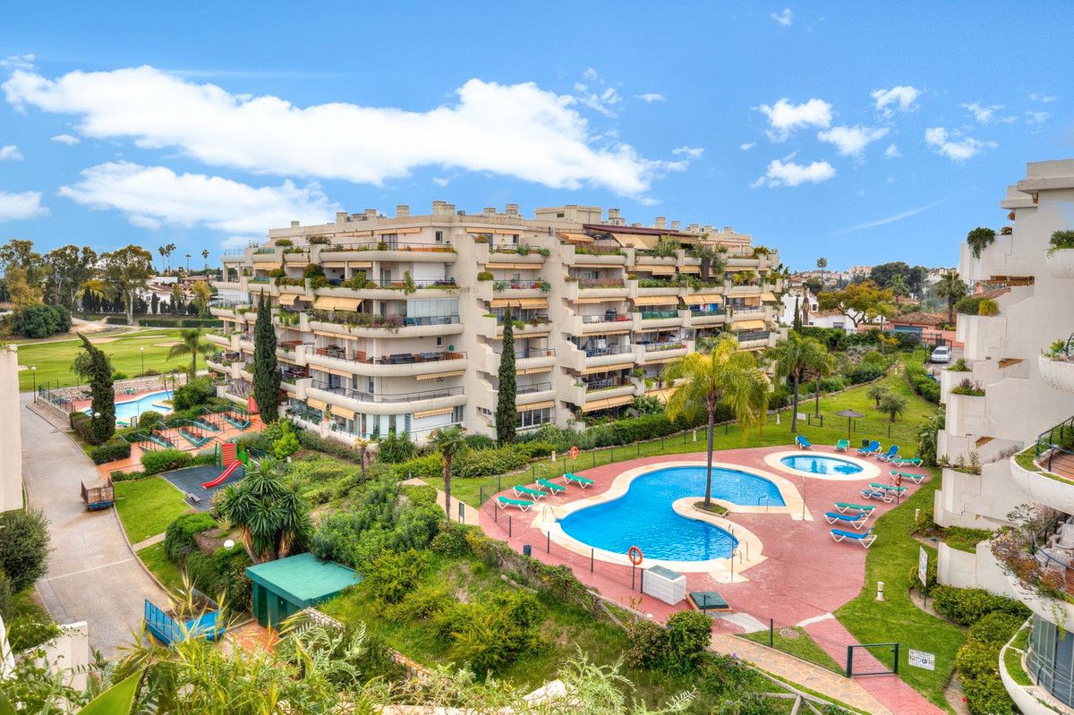 Vista exterior de Àtic en venda en Marbella amb Aire condicionat, Terrassa i Piscina comunitària