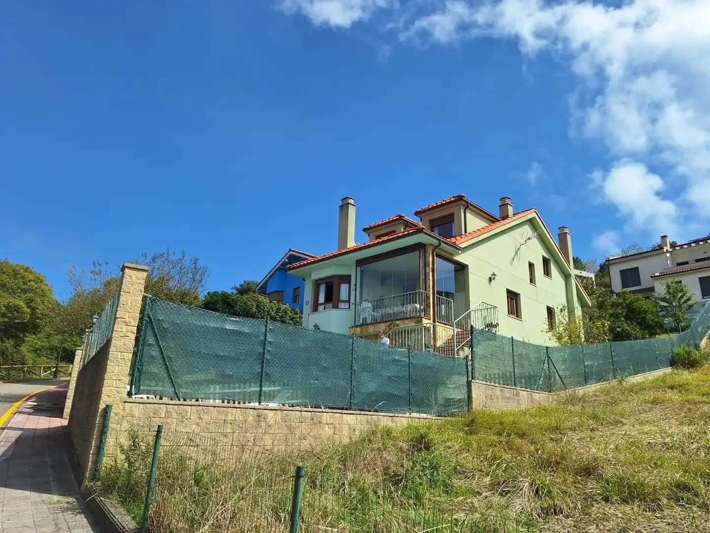 Vista exterior de Casa o xalet de lloguer en Carreño amb Calefacció, Jardí privat i Piscina