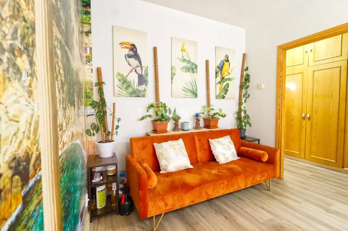 Wohnzimmer von Einfamilien-Reihenhaus zum Verkauf in Toledo mit Klimaanlage, Heizung und Privatgarten