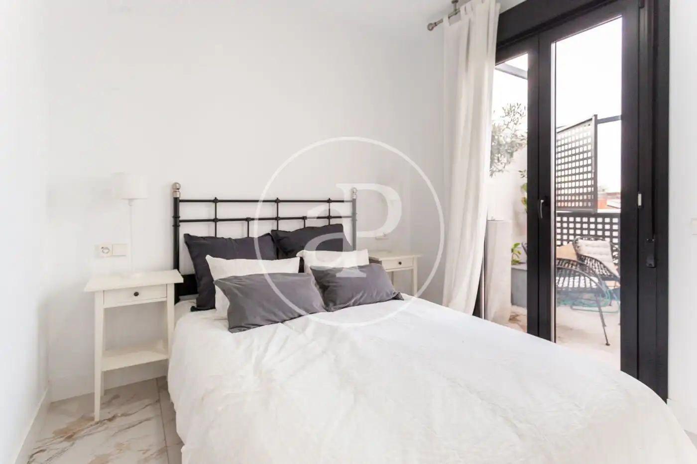 Schlafzimmer von Dachboden zur Miete in Madrid mit Klimaanlage, Heizung und Terrasse