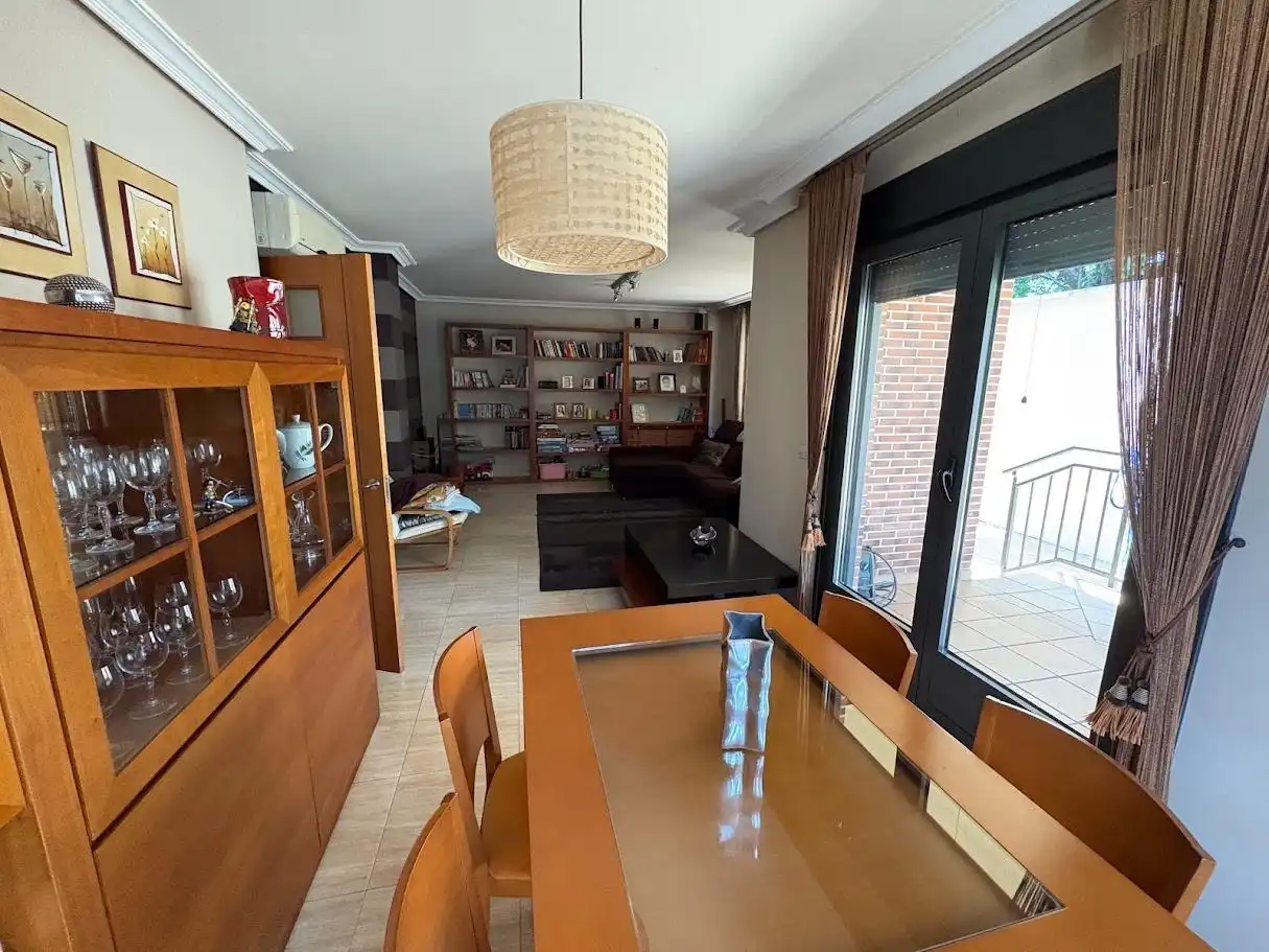 Wohnzimmer von Einfamilien-Reihenhaus zum Verkauf in Valladolid mit Klimaanlage, Heizung und Privatgarten