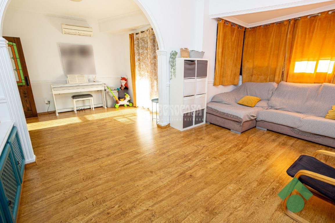 Living room of Flat for sale in Algeciras  with Air Conditioner, Terrace and Furnished