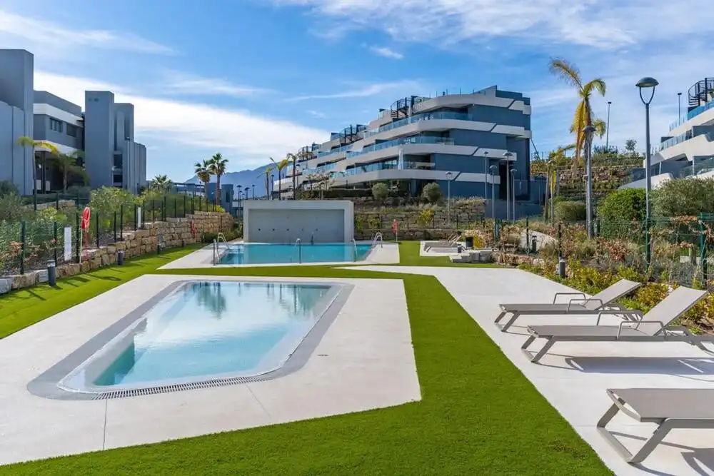 Piscina de Apartamento de alquiler en Estepona con Aire acondicionado, Jardín privado y Terraza