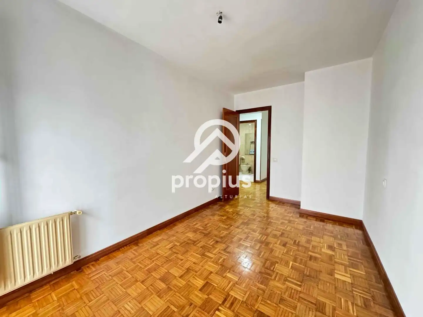 Habitación de Piso en venta en Oviedo  con Calefacción, Parquet y Terraza