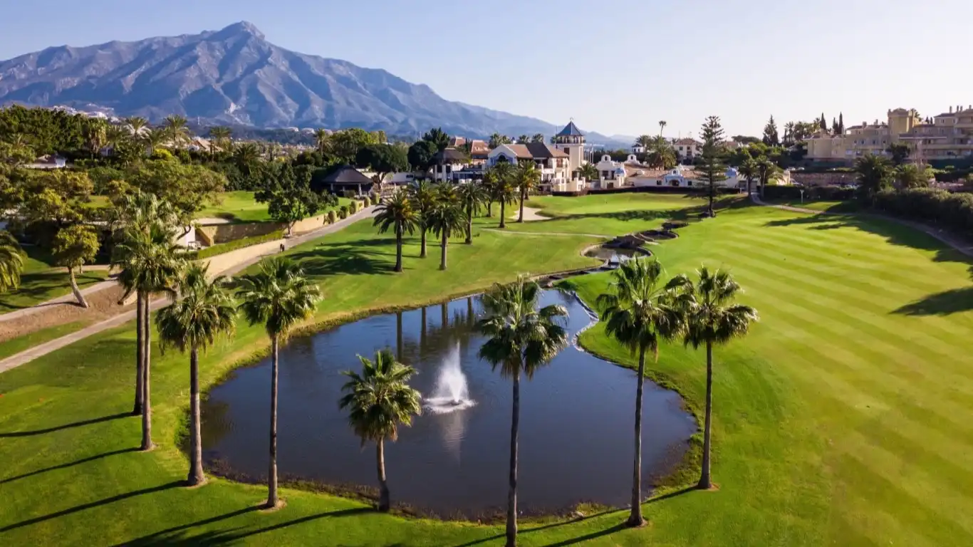 Vista exterior de Ático en venta en Marbella con Aire acondicionado, Calefacción y Terraza