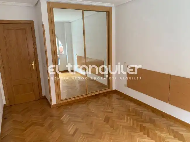 Bedroom of Flat for sale in Madrid  with Parquet flooring and Swimming Pool