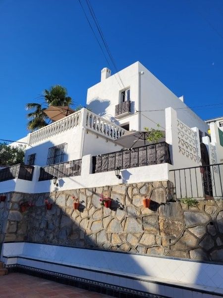 Vista exterior de Casa adosada en venda en Manilva amb Jardí privat, Terrassa i Piscina comunitària