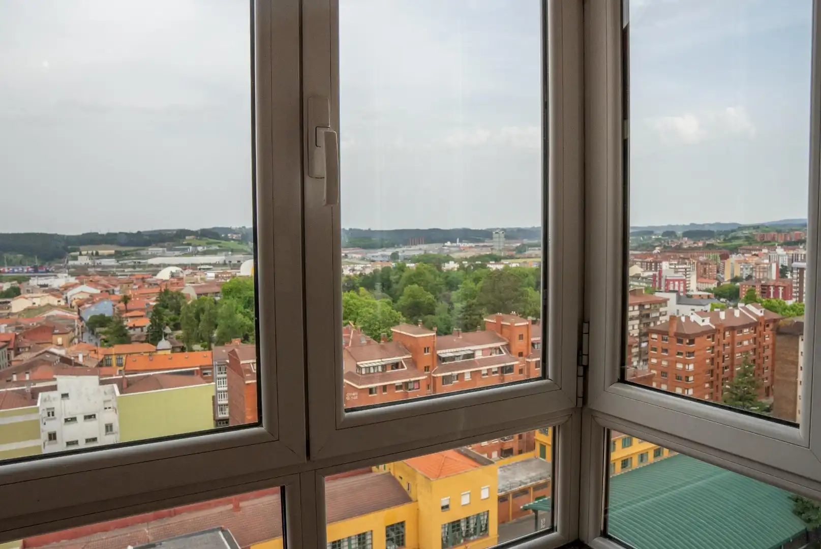 Habitación de Ático en venta en Avilés con Calefacción y Balcón