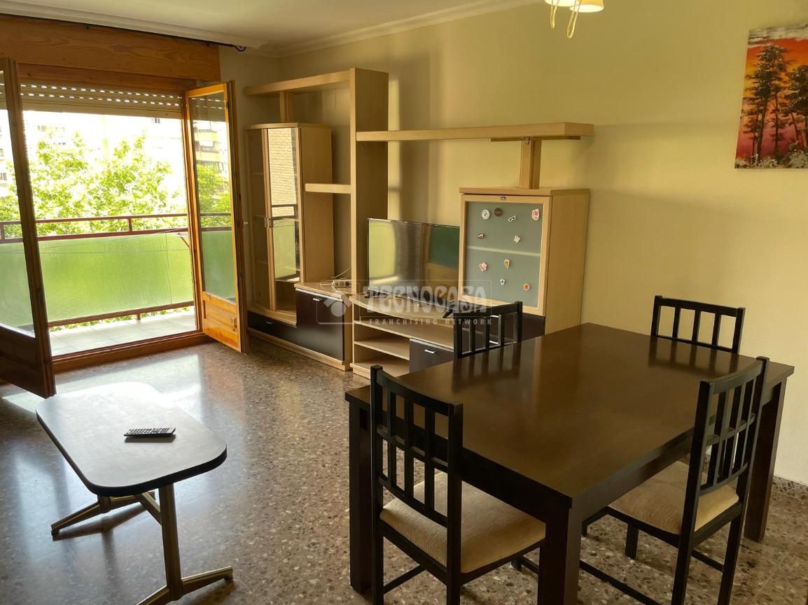 Sala d'estar de Pis de lloguer en  Zaragoza Capital amb Calefacció, Terrassa i Moblat