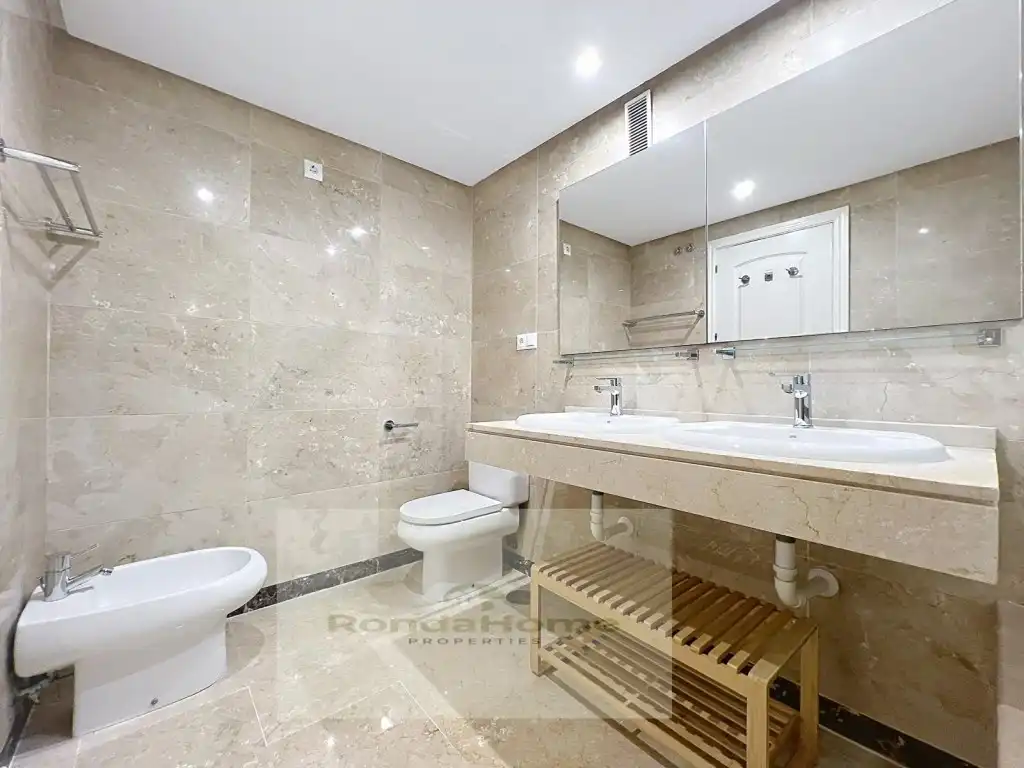 Badezimmer von Wohnung zur Miete in Manilva mit Terrasse