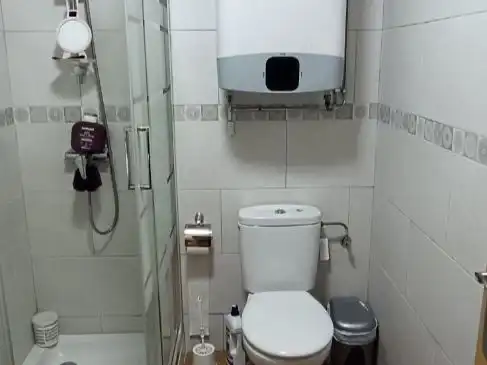 Bany de Local en venda en Huelva amb Aire condicionat, Calefacció i Moblat