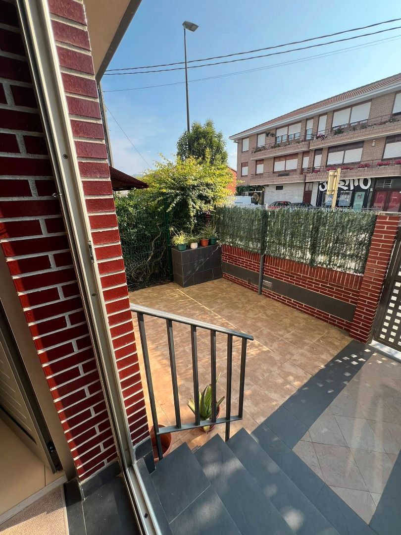 Terrassa de Casa adosada en venda en Torrelavega  amb Calefacció, Jardí privat i Parquet