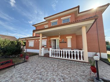 Chalet con balcón en venta en La Salceda 17