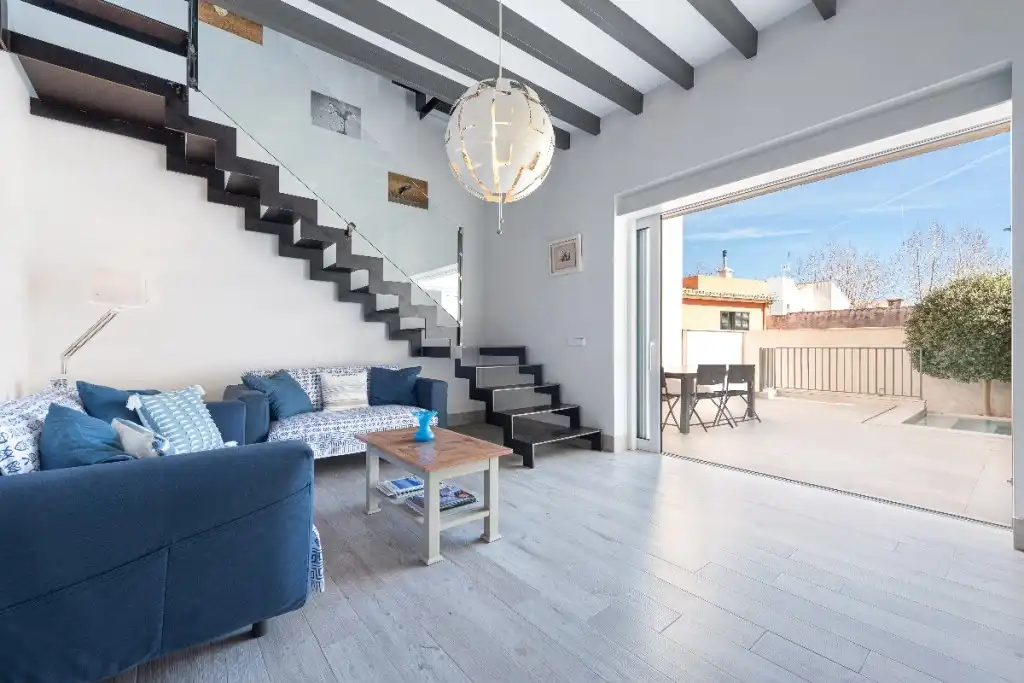 Wohnzimmer von Einfamilien-Reihenhaus zum Verkauf in Pollença mit Klimaanlage, Heizung und Privatgarten