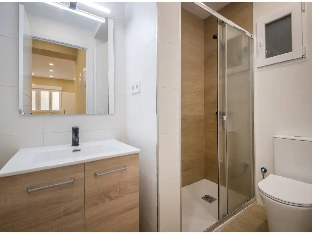 Baño de Estudio de alquiler en Barcelona con Aire acondicionado, Amueblado y Alarma