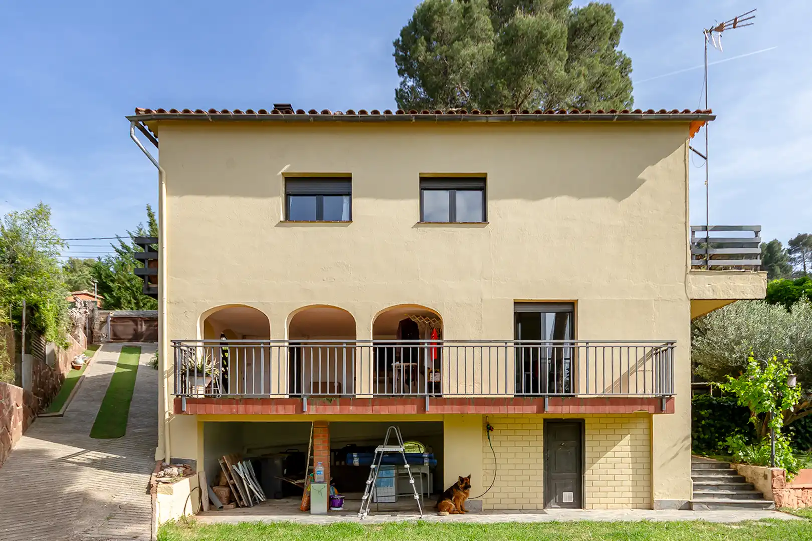 Vista exterior de Casa o xalet en venda en Castellví de Rosanes amb Aire condicionat, Calefacció i Jardí privat