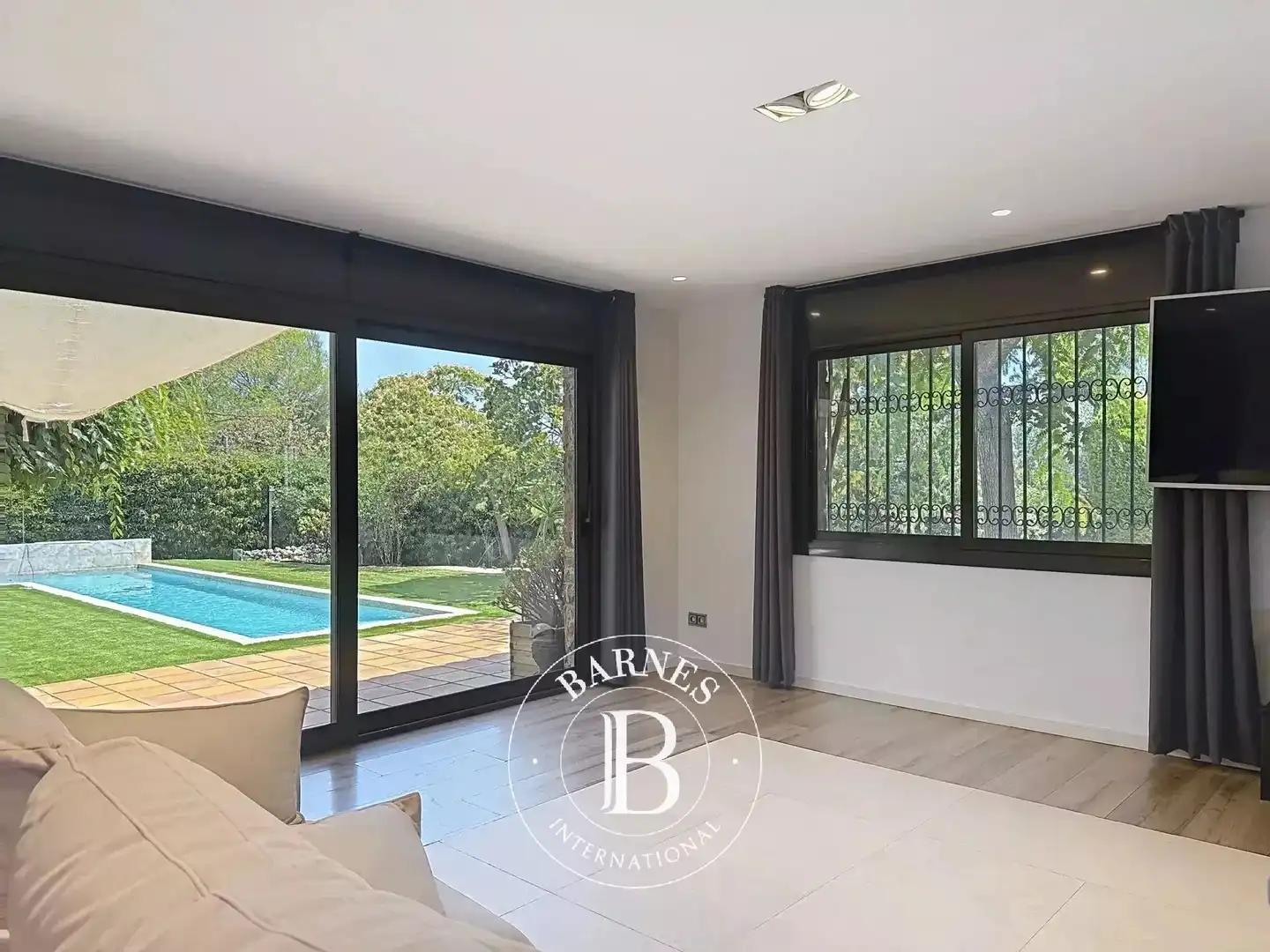 Vista exterior de Casa o xalet en venda en Cerdanyola del Vallès amb Aire condicionat, Calefacció i Jardí privat