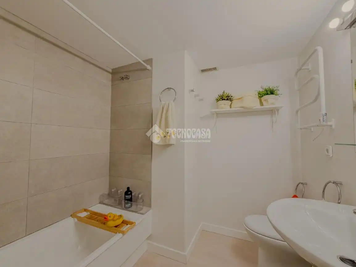 Baño de Piso en venta en Rota con Aire acondicionado, Calefacción y Jardín privado