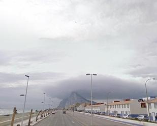 Vista exterior de Casa o xalet en venda en La Línea de la Concepción amb Jardí privat i Terrassa