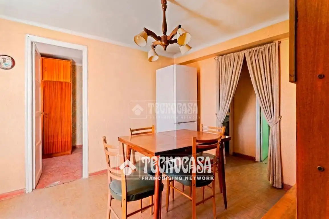 Habitación de Piso en venta en Madrid con Balcón