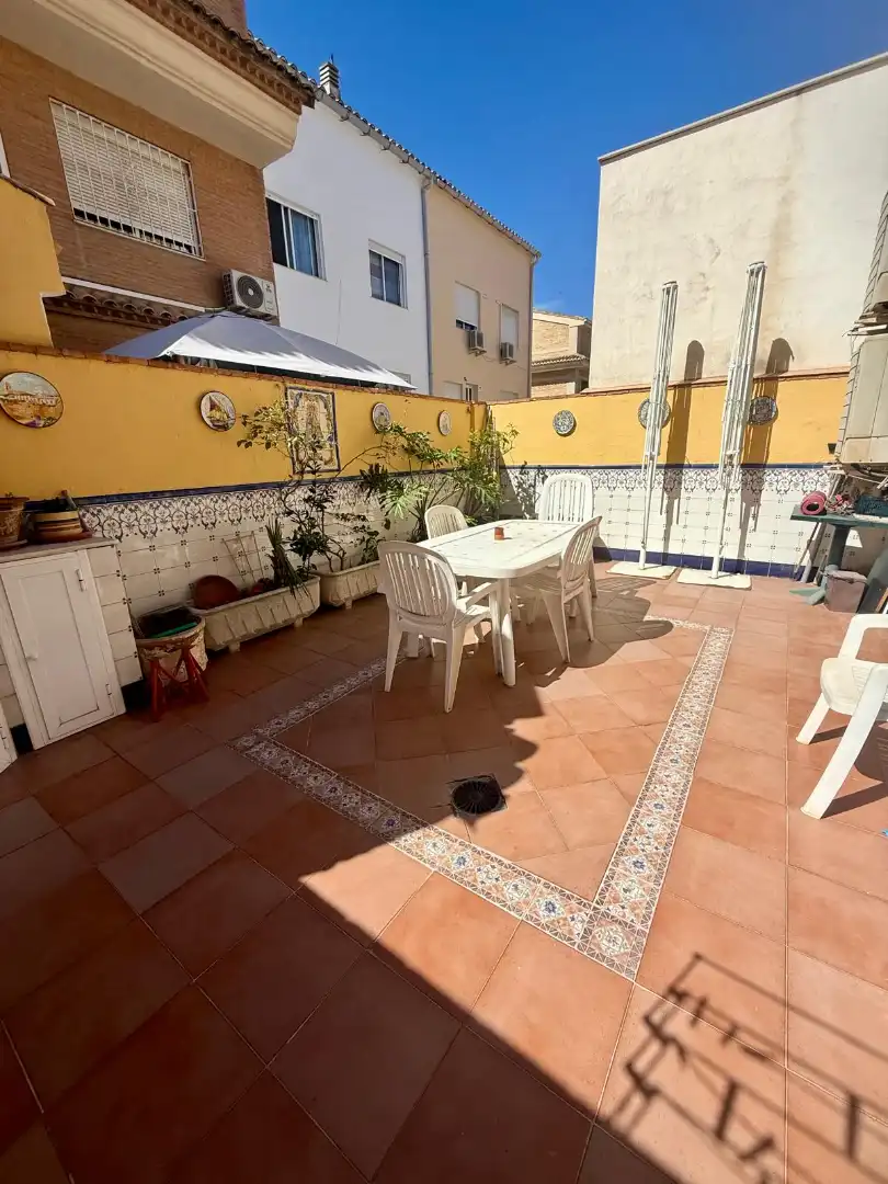 Terrasse von Einfamilien-Reihenhaus zum Verkauf in Sedaví mit Möbliert