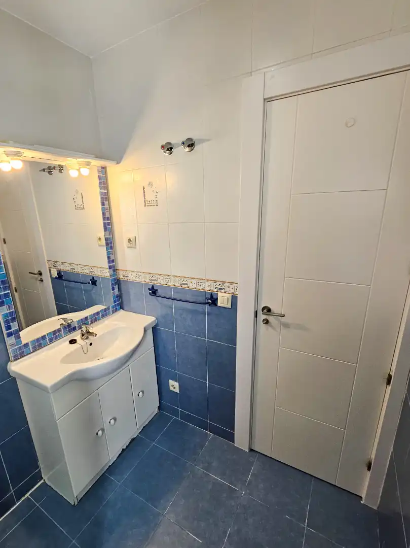 Baño de Apartamento en venta en Madrid con Aire acondicionado, Horno y Microondas