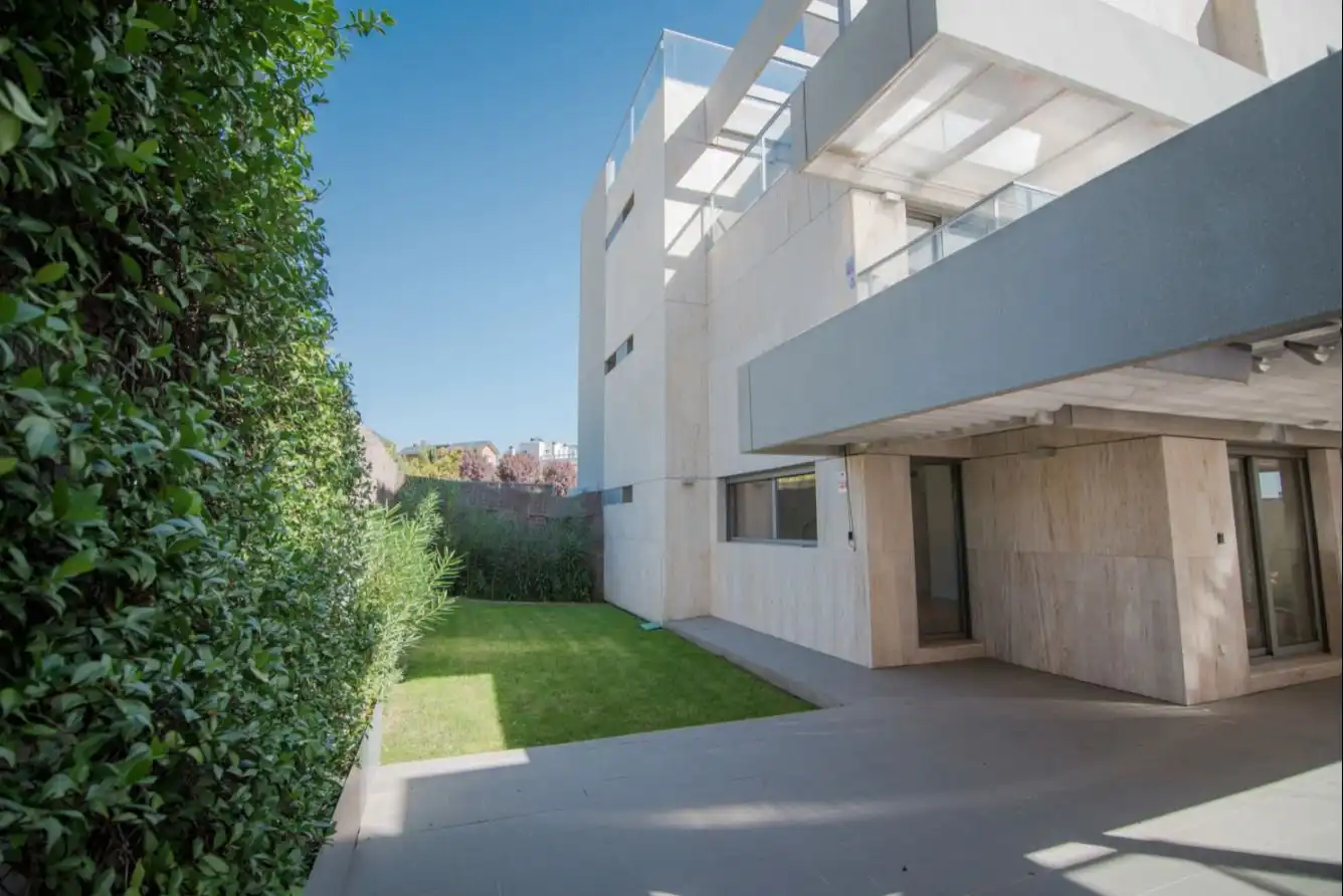 Außenansicht von Erdgeschoss zur Miete in Madrid mit Klimaanlage, Heizung und Privatgarten